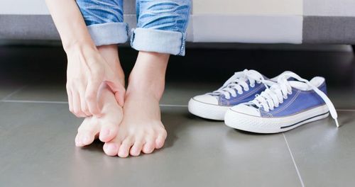 Grzybica stóp – przyczyny, objawy, leczenie, leki