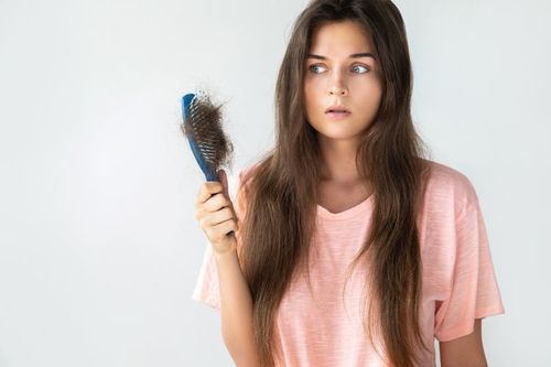 Wypadanie włosów – jakie są przyczyny? Jak sobie z tym poradzić?
