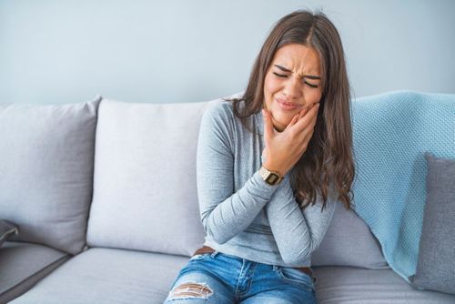 Przyczyny bólu zęba i jak sobie z nim poradzić?