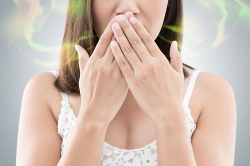 Halitoza, czyli nieprzyjemny zapach z ust – jak z nią walczyć?