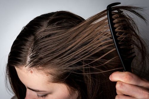 Zapobieganie przetłuszczaniu się włosów. Jak utrzymać równowagę skóry głowy i zmniejszyć produkcję sebum?