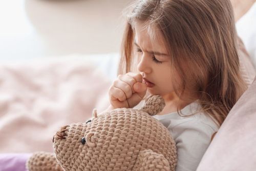 Suchy kaszel u dzieci – skąd się bierze i jak go leczyć?