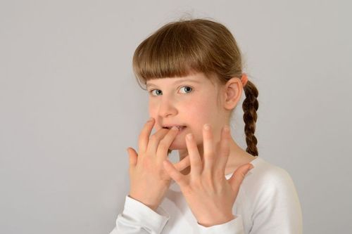 Dlaczego dzieci obgryzają paznokcie? Przyczyny i metody łagodzenia tego zachowania
