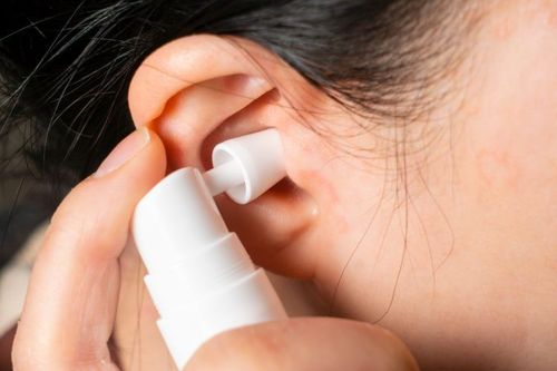 Jak bezpiecznie i skutecznie usunąć woskowinę z ucha?