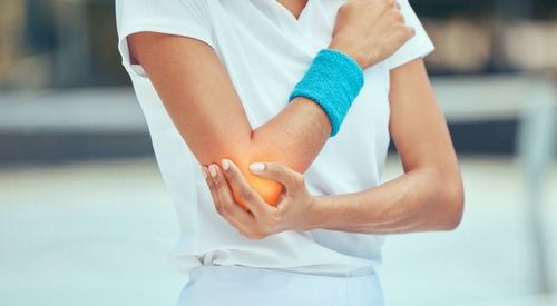 Łokieć tenisisty – objawy, leczenie, ćwiczenia