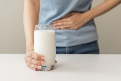 Nietolerancja laktozy — przyczyny, objawy, diagnostyka i skuteczne sposoby radzenia sobie z nią