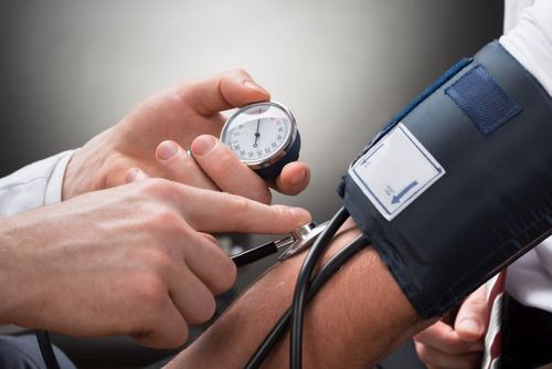 Objawy i leczenie nadciśnienia tętniczego – jak dbać o zdrowie serca?
